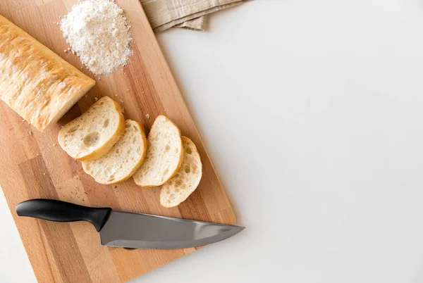 Primer plano de pan ciabatta blanco en la tabla de cortar — Foto de Stock