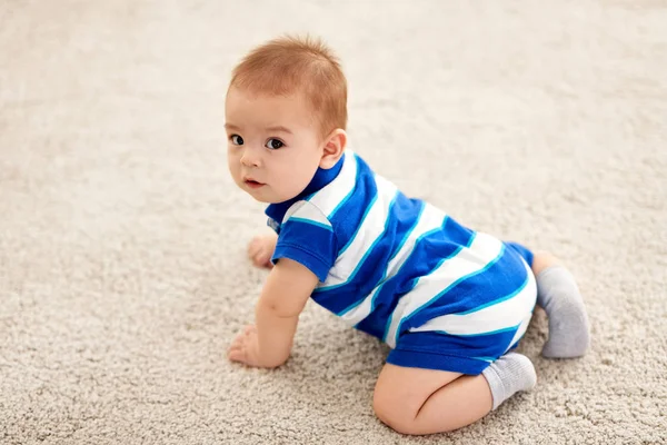 Dulce poco asiático bebé chico —  Fotos de Stock