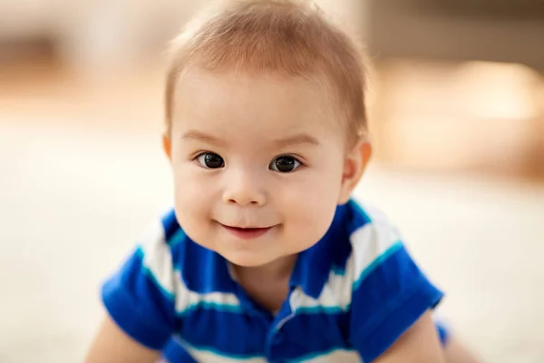 Primer plano de dulce poco asiático bebé chico — Foto de Stock