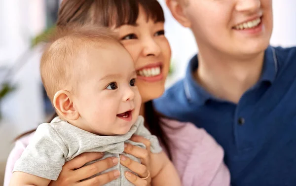 Close-up de feliz família mestiça com o bebê filho — Fotografia de Stock