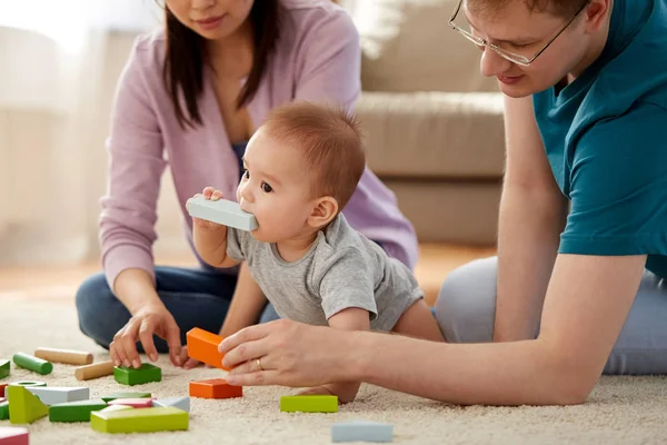 Familia feliz con el niño jugando en casa —  Fotos de Stock