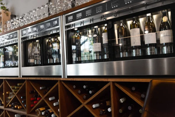 Close-up de garrafas de vinho em dispensador no bar — Fotografia de Stock