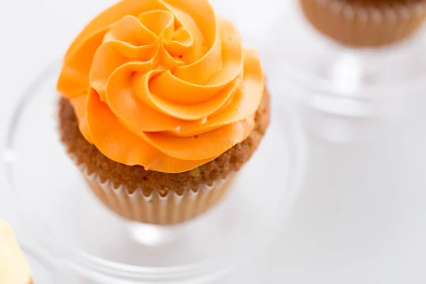 Cupcake with frosting on confectionery stand — Stock Photo, Image