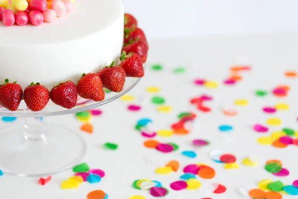 Primer plano de pastel de cumpleaños con fresas — Foto de Stock