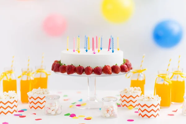 Tort urodzinowy, sok, popcorn i pianka — Zdjęcie stockowe