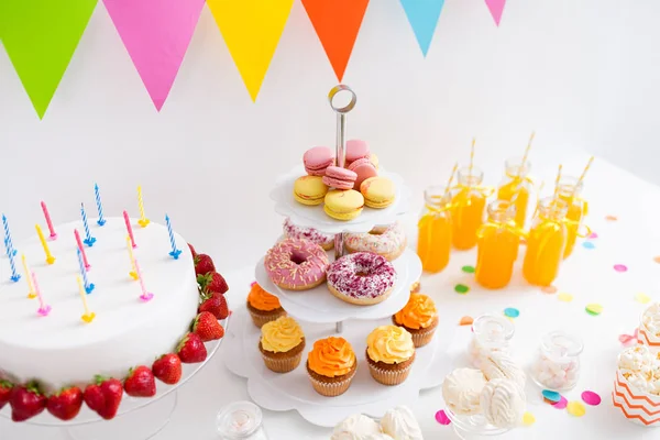 Comida y bebidas en la mesa en la fiesta de cumpleaños — Foto de Stock