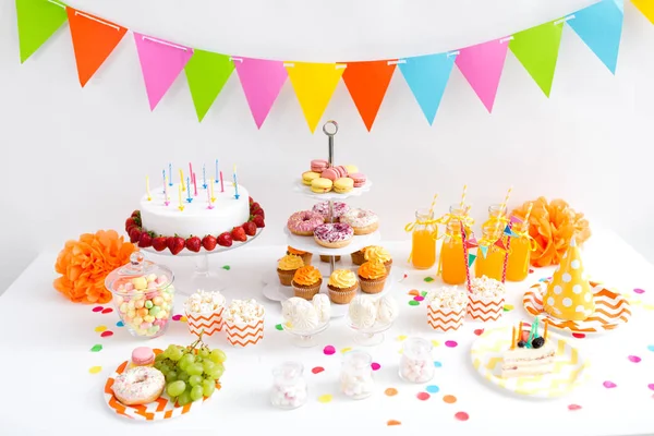 Comida y bebidas en la mesa en la fiesta de cumpleaños — Foto de Stock