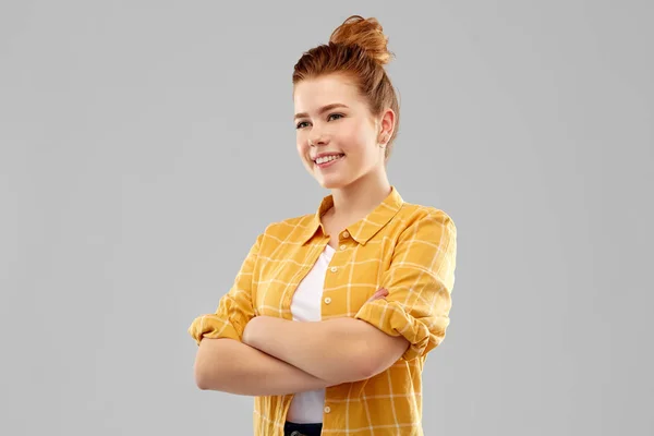 Leende rödhåriga tonårs flicka med korsade armar — Stockfoto