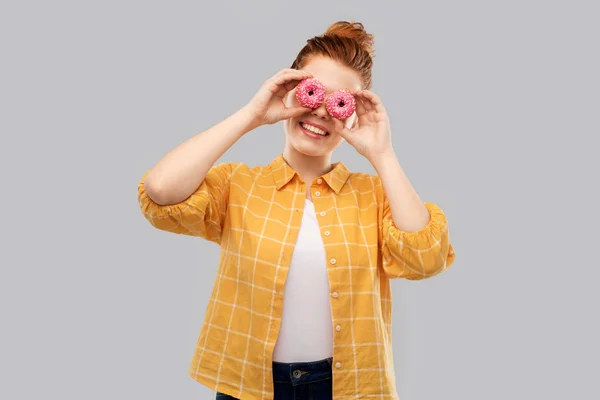 Grappige tienermeisje met donuts in plaats van ogen — Stockfoto
