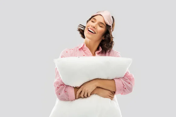 Donna con cuscino in pigiama e maschera per dormire gli occhi — Foto Stock