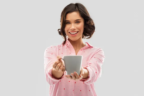 Felice giovane donna in pigiama con tazza di caffè — Foto Stock