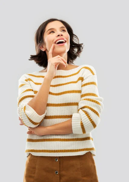 Szczęśliwy Kobieta w pasiasty swetrze patrząc w górę — Zdjęcie stockowe