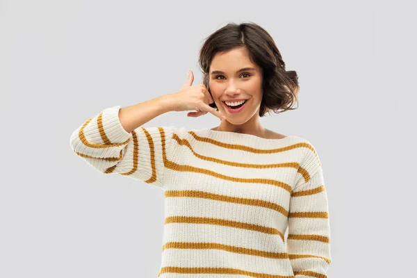 Feliz sorrindo mulher mostrando telefone chamada gesto Fotografias De Stock Royalty-Free