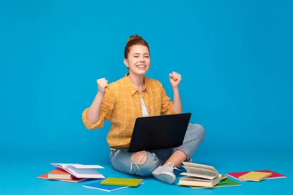Boldog diák lány laptop siker ünneplése — Stock Fotó