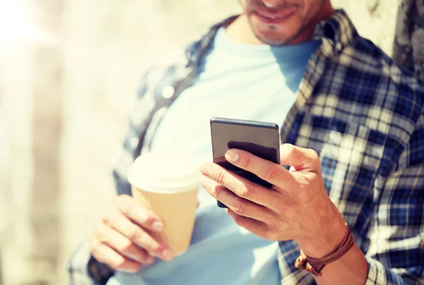 Man met smartphone en koffie op de stad straat — Stockfoto