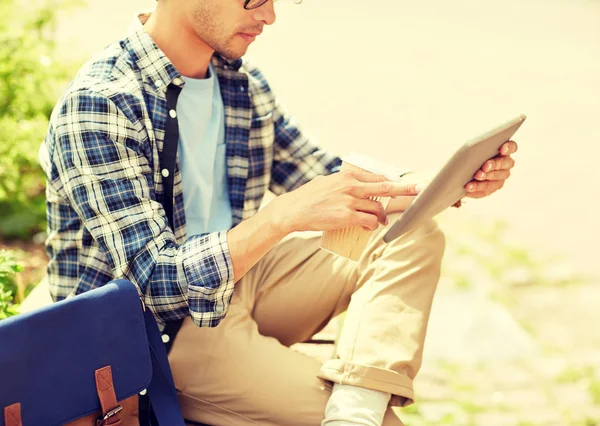 Hombre con la tableta PC y café en el banco de la calle de la ciudad — Foto de Stock