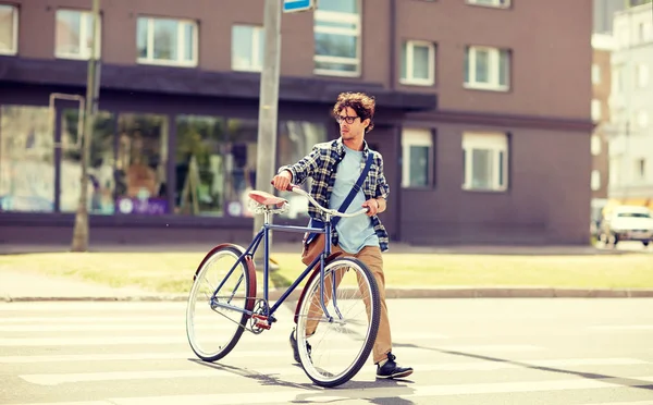 年轻人与固定齿轮自行车在人行横道上 — 图库照片
