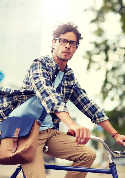Giovane hipster uomo con borsa in sella bici a scatto fisso — Foto Stock