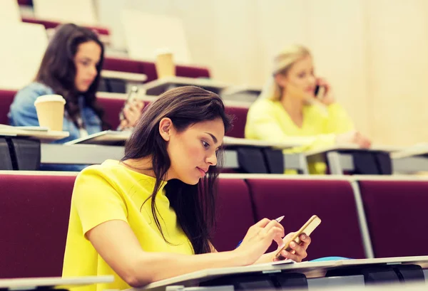 Student tjejer med smartphones på fö — Stockfoto