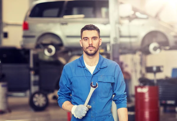 Automechanik nebo kovář s klíčem v dílně — Stock fotografie