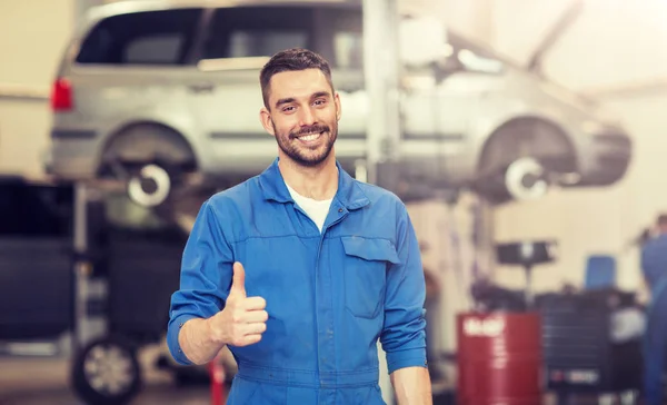 Glad auto mekaniker man eller smith på bilverkstad — Stockfoto