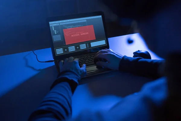 Händerna på hacker med åtkomst nekad meddelande laptop — Stockfoto