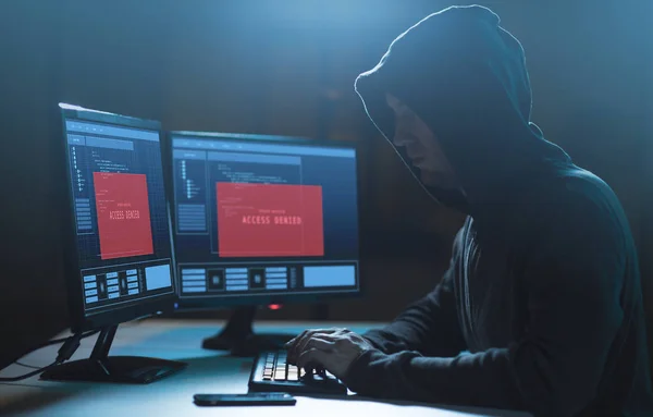 Хакер з доступом заборонених повідомлень на комп'ютері — стокове фото