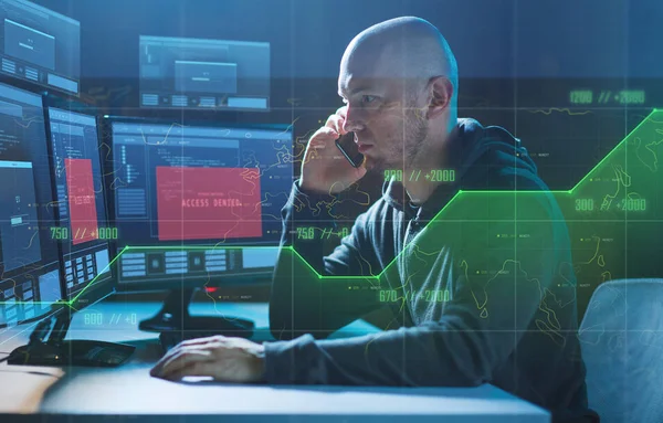 Hacker sin acceso a llamadas de computadora en el celular — Foto de Stock