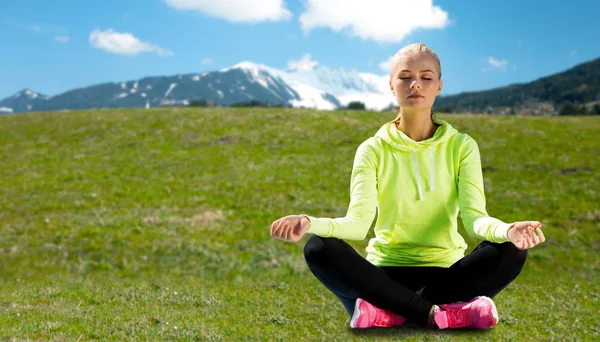 Kvinna som gör yoga utomhus — Stockfoto