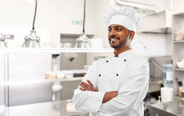 Chef indiano sorridente alla cucina del ristorante — Foto Stock