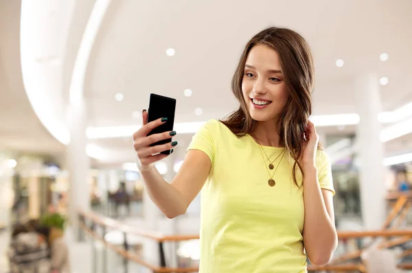 Teenage girl taking selfie in shopping mall — Stock Photo, Image