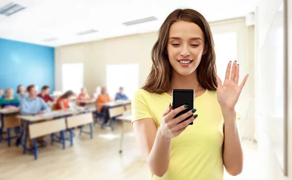Elev som har video samtal på smartphone i skolan — Stockfoto