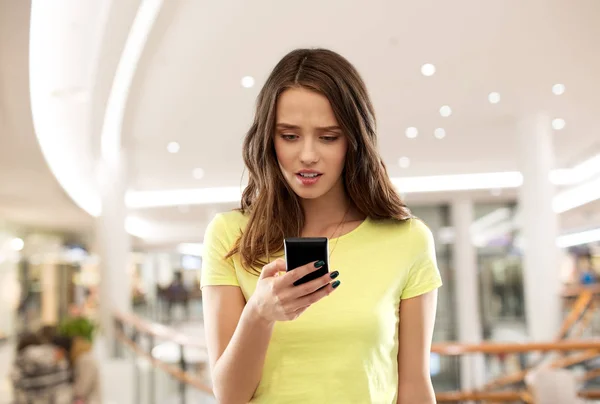 Mladá žena nebo dospívající dívka pomocí smartphonu — Stock fotografie