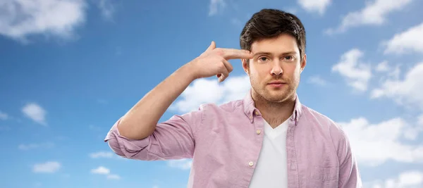 Uttråkad man skjuter sig själv med finger pistol gest — Stockfoto