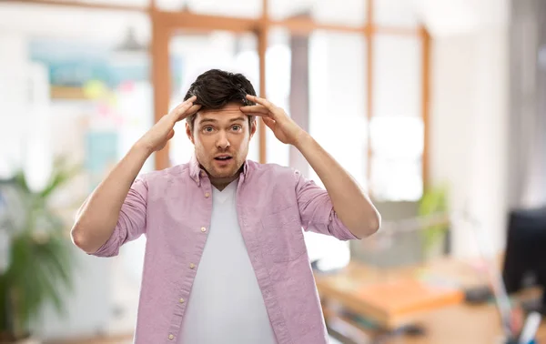 Hombre tocando su cabeza sobre la sala de oficina —  Fotos de Stock