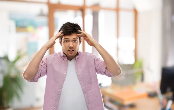 Homme touchant sa tête au-dessus de la salle de bureau — Photo