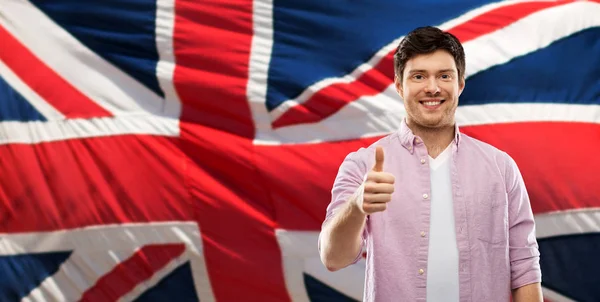 快乐的人显示在英国国旗竖起大拇指 — 图库照片