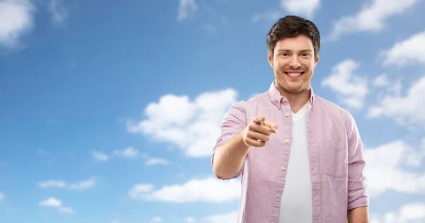 Sonriente hombre señalándote con los dedos sobre el cielo — Foto de Stock