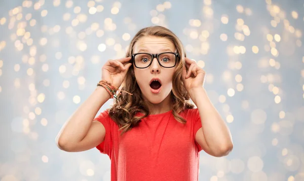 Meglepett vagy döbbenve, tizenéves lány szemüveg — Stock Fotó