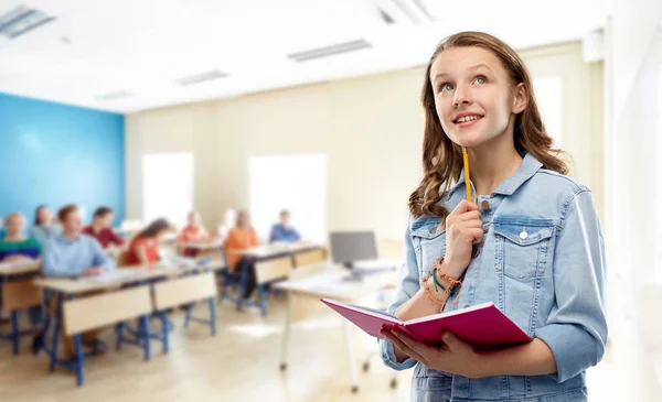 Adolescente estudiante chica con cuaderno en la escuela — Foto de Stock