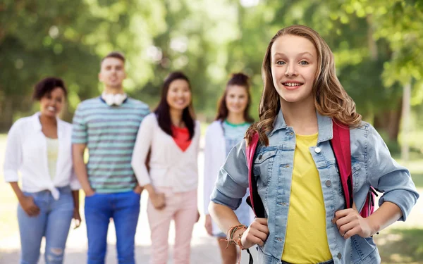 Onnellinen hymyilevä teini opiskelija tyttö koulun laukku — kuvapankkivalokuva