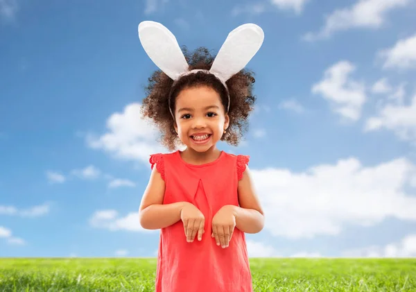 Felice bambina indossa orecchie coniglietto pasquale — Foto Stock