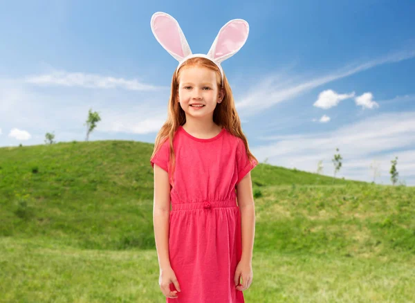 Heureux fille aux cheveux rouges portant des oreilles de lapin de Pâques — Photo