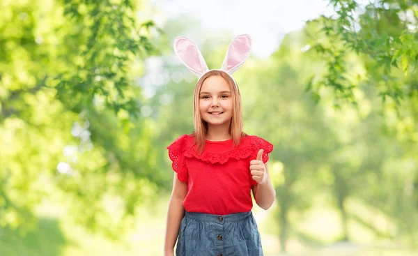 Menina vestindo easter bunny orelhas mostrando polegares para cima — Fotografia de Stock