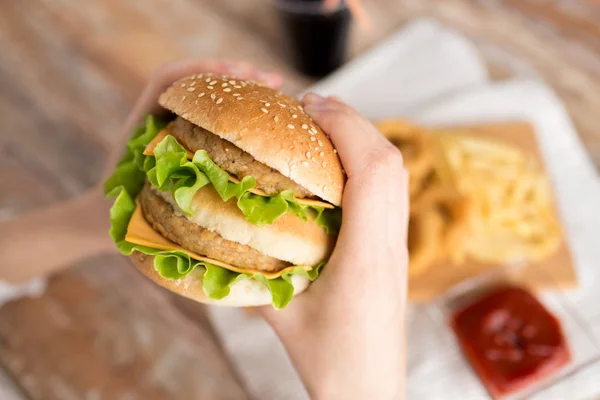 Közelről tartott nő hamburger — Stock Fotó