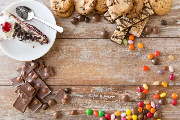 Close-up de diferentes doces na mesa — Fotografia de Stock