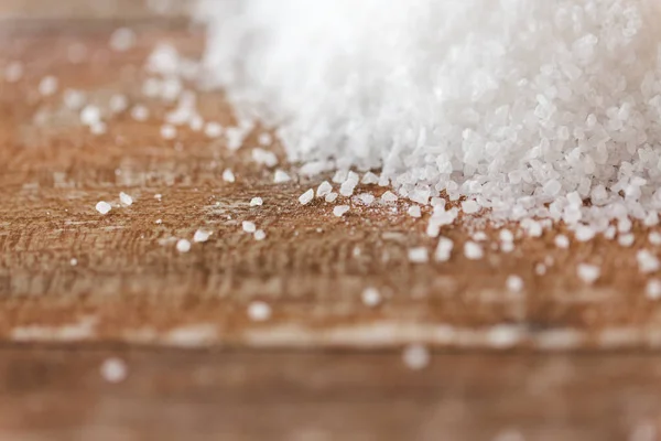 Primer plano de la pila de sal blanca en la mesa de madera — Foto de Stock