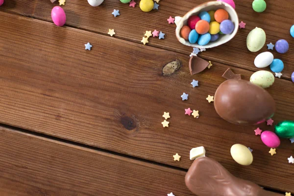 巧克力蛋、复活节兔子和木糖 — 图库照片