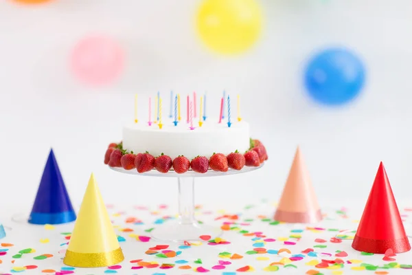 Pastel de cumpleaños con velas y fresas — Foto de Stock