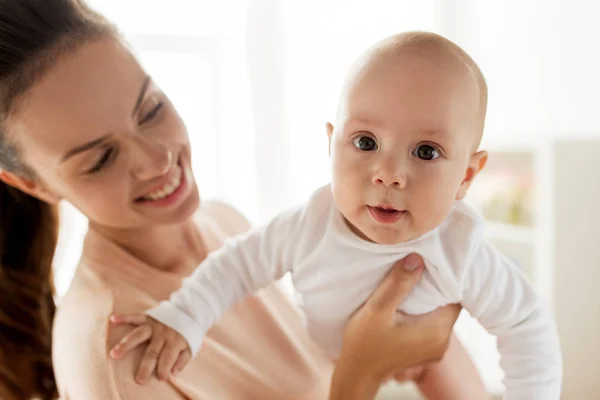 Lycklig mamma leker med lilla pojke hemma — Stockfoto